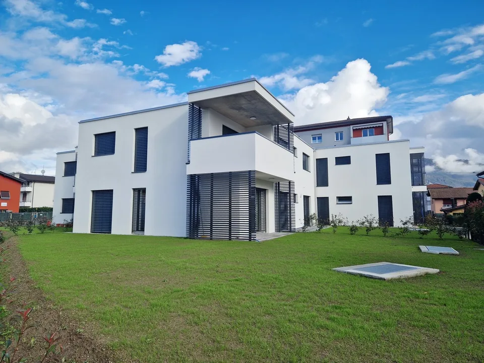 Neue moderne 3,5-Zimmer-Wohnung mit zwei überdachten Parkplätzen, sofort bezugsfertig.