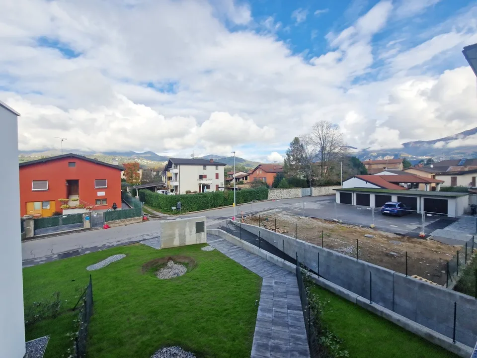 Neue moderne 3,5-Zimmer-Wohnung mit zwei überdachten Parkplätzen, sofort bezugsfertig.