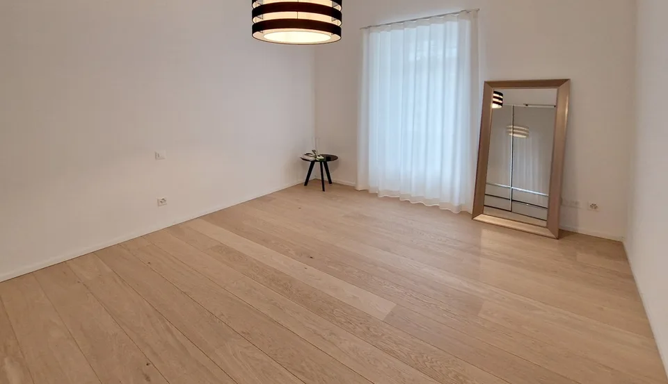 Elegante appartement 3,5 pièces dans une cour méticuleusement rénovée.