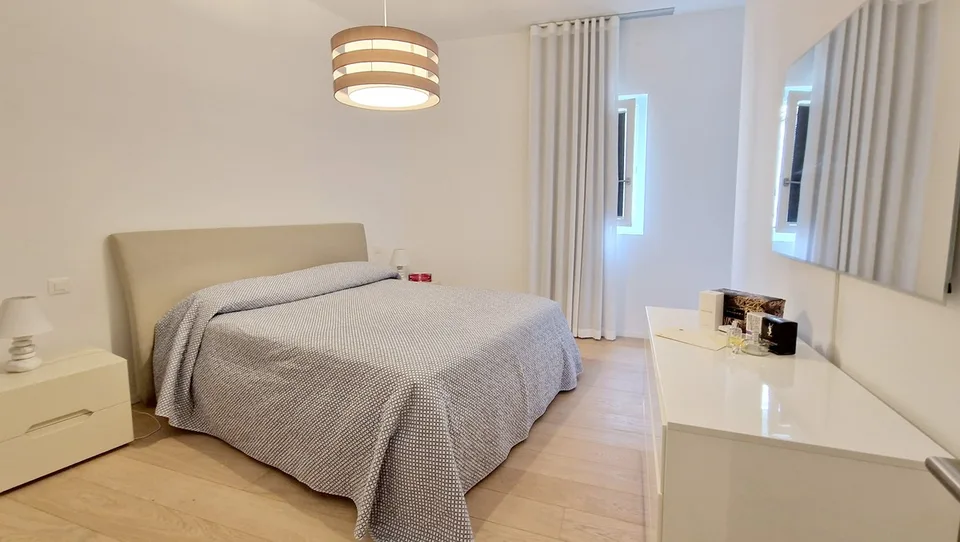 Elegante appartement 3,5 pièces dans une cour méticuleusement rénovée.
