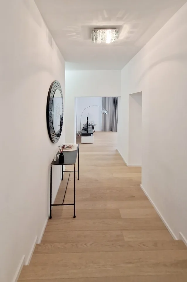 Elegante appartement 3,5 pièces dans une cour méticuleusement rénovée.