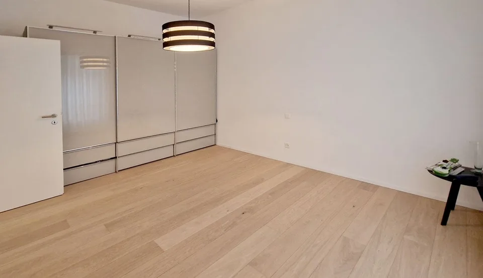 Elegante appartement 3,5 pièces dans une cour méticuleusement rénovée.