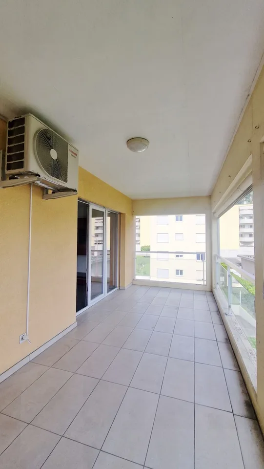 Schönes 3,5-Zimmer-Wohnung in Wohngebiet mit überdachter Panoramaterrasse.