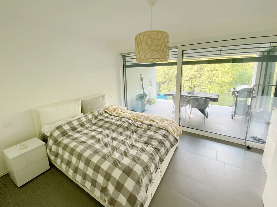 Neuestes 2,5-Zimmer-Appartement in der Natur mit eigenem Garten und überdachter Terrasse.