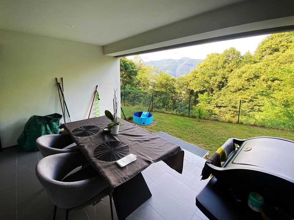 Neuestes 2,5-Zimmer-Appartement in der Natur mit eigenem Garten und überdachter Terrasse.