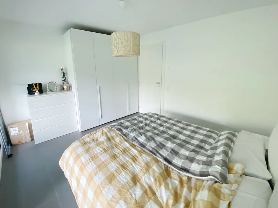 Neuestes 2,5-Zimmer-Appartement in der Natur mit eigenem Garten und überdachter Terrasse.