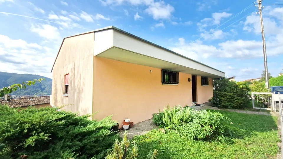 Schönes eigenständiges Haus 4,5 mit Garten und atemberaubender Aussicht.