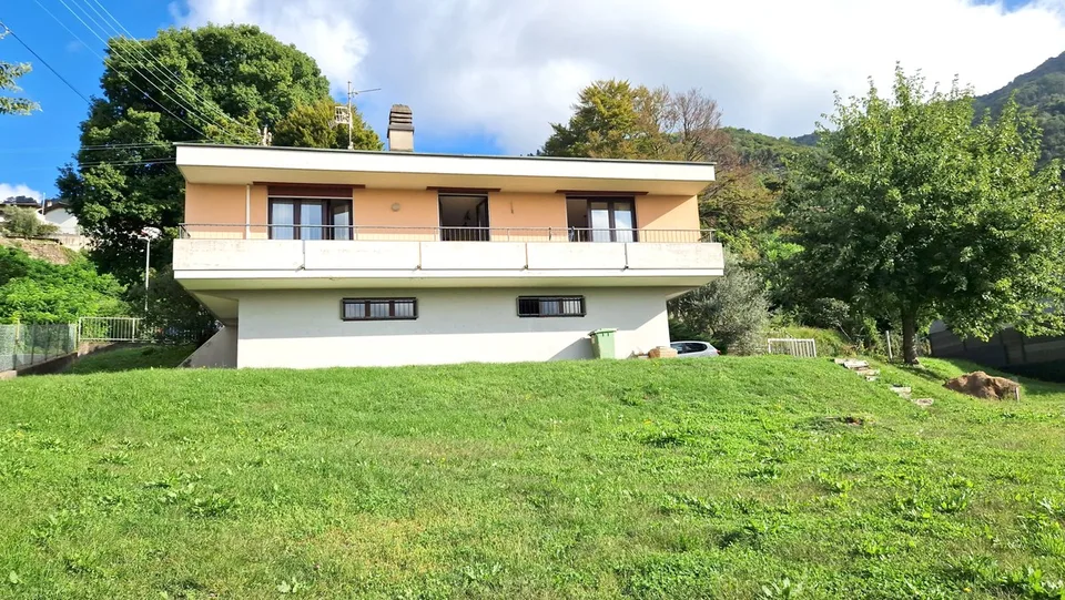 Schönes eigenständiges Haus 4,5 mit Garten und atemberaubender Aussicht.
