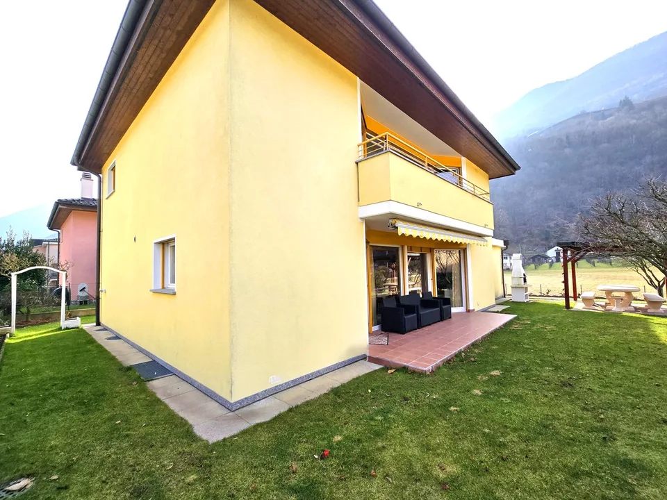 Meravigliosa villetta con giardino 6 locali e taverna con camino.