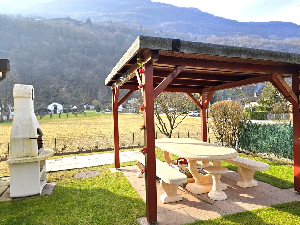 Meravigliosa villetta con giardino 6 locali e taverna con camino.