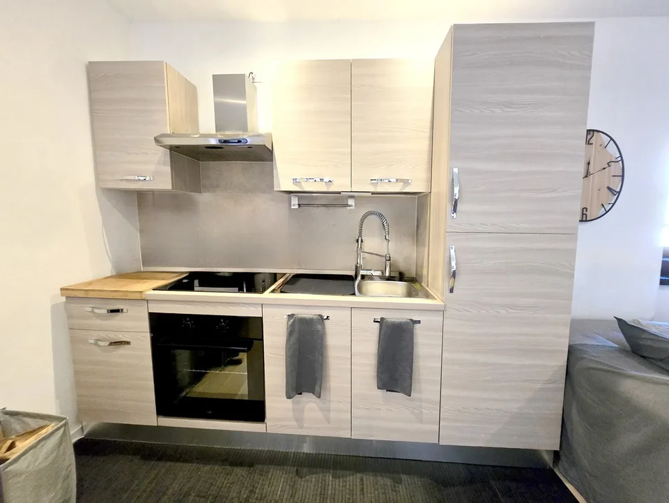 Belle maison de noyau 3,5 et 2,5 pièces, rénovée et avec de beaux extérieurs.
