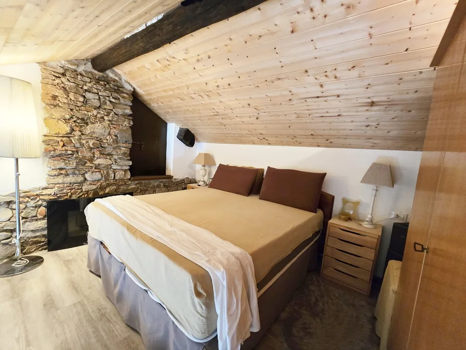 Belle maison de noyau 3,5 et 2,5 pièces, rénovée et avec de beaux extérieurs.