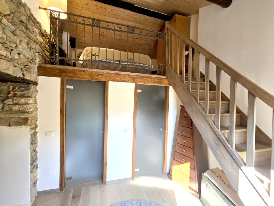 Belle maison de noyau 3,5 et 2,5 pièces, rénovée et avec de beaux extérieurs.