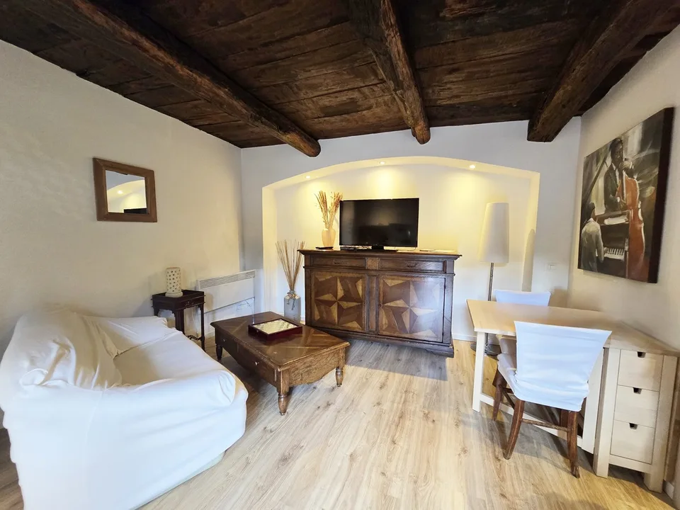 Belle maison de noyau 3,5 et 2,5 pièces, rénovée et avec de beaux extérieurs.