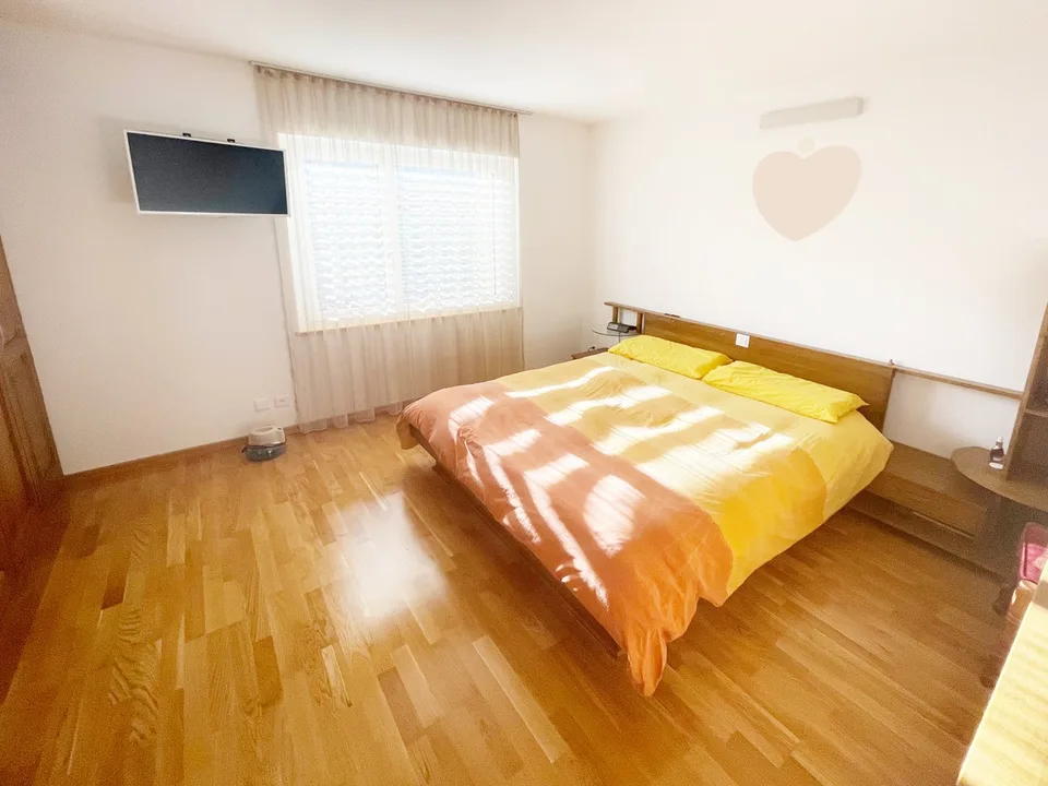 Vollständig renoviertes Haus 4,5 mit großem Garten und weitläufigem Grundstück