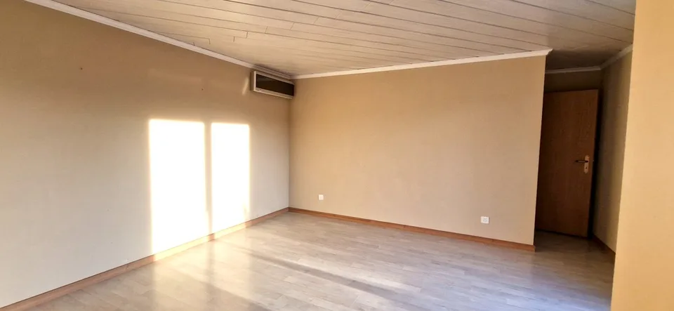 Duplex 4,5 in Doppelhaushälfte mit Panorama, privatem Garten und Grotte.