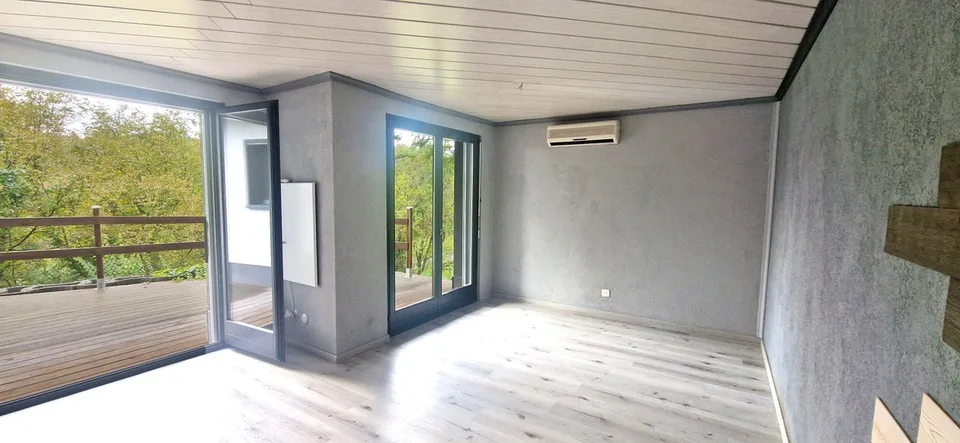 Duplex 4,5 in Doppelhaushälfte mit Panorama, privatem Garten und Grotte.