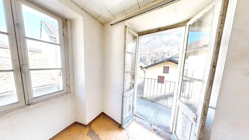 Faszinierendes historisches Haus 5,5 mit Bergblick zur Renovierung.