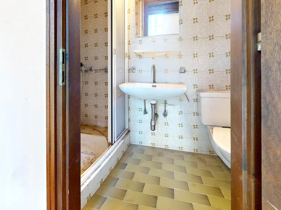 Faszinierendes historisches Haus 5,5 mit Bergblick zur Renovierung.