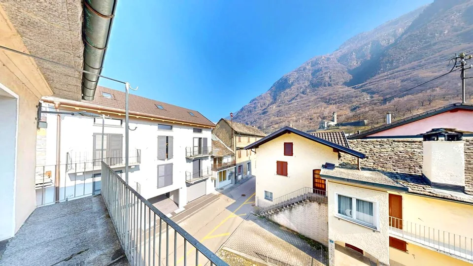 Faszinierendes historisches Haus 5,5 mit Bergblick zur Renovierung.