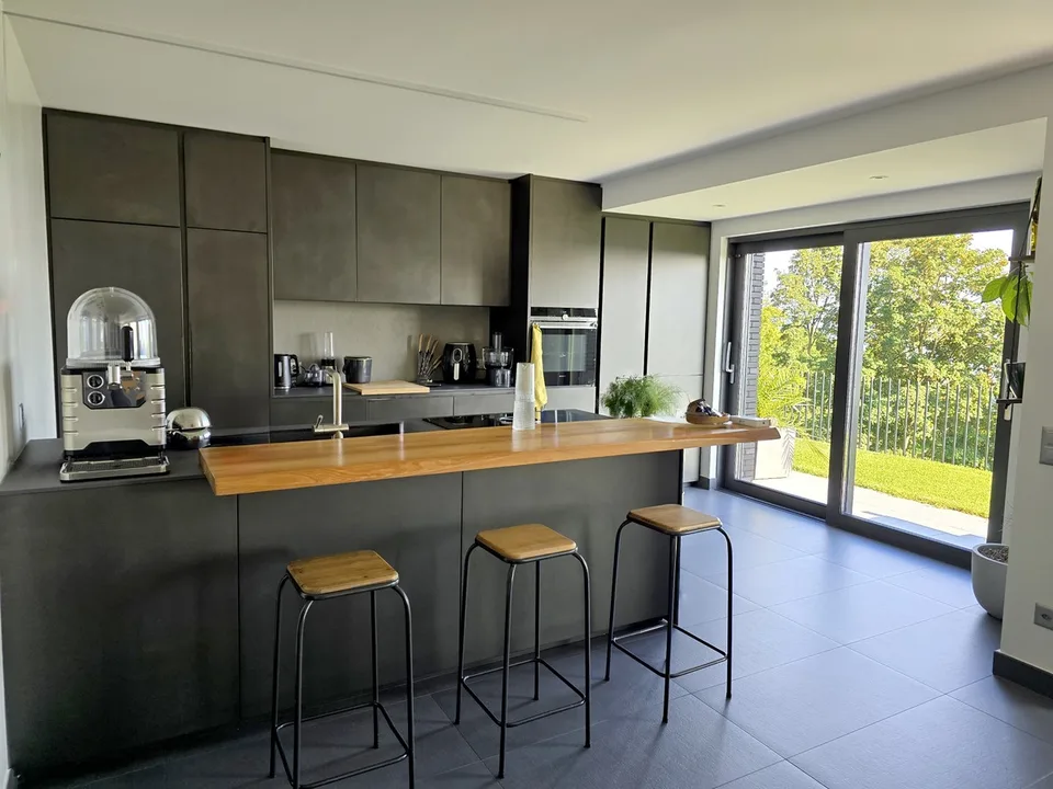Villa de luxe 4,5 avec jardin, potager et vue dégagée.