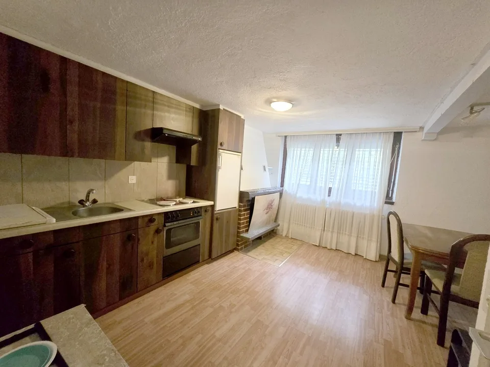 Schöne Doppelhaushälfte 3,5 und 2,5 Zimmer mit Garten renoviert