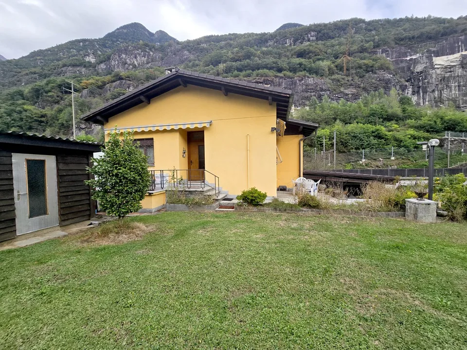 Schöne Doppelhaushälfte 3,5 und 2,5 Zimmer mit Garten renoviert