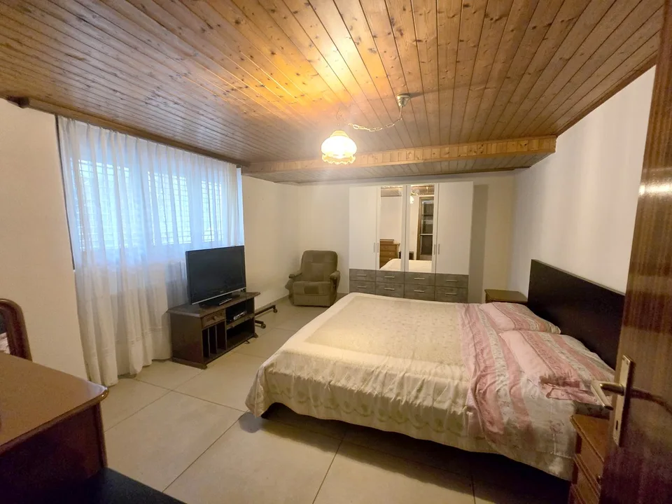 Schöne Doppelhaushälfte 3,5 und 2,5 Zimmer mit Garten renoviert