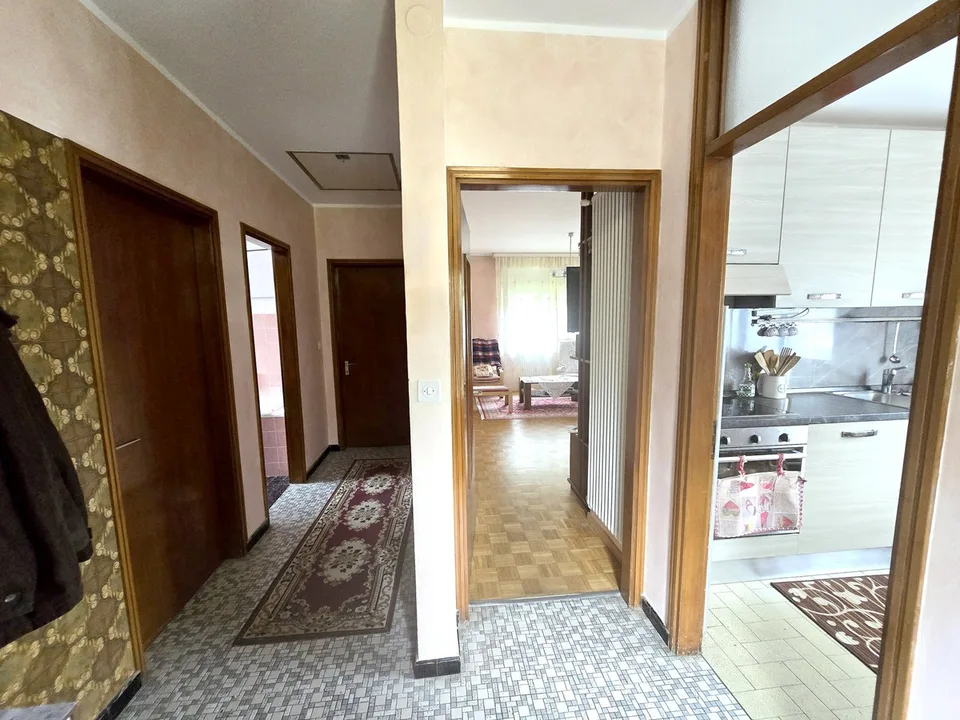 Schöne Doppelhaushälfte 3,5 und 2,5 Zimmer mit Garten renoviert