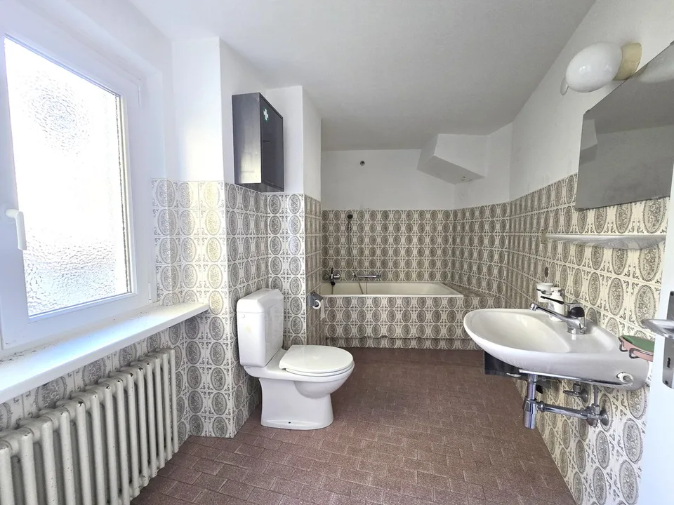 Maison de noyau charmante à rénover 7,5 avec un grand potentiel.
