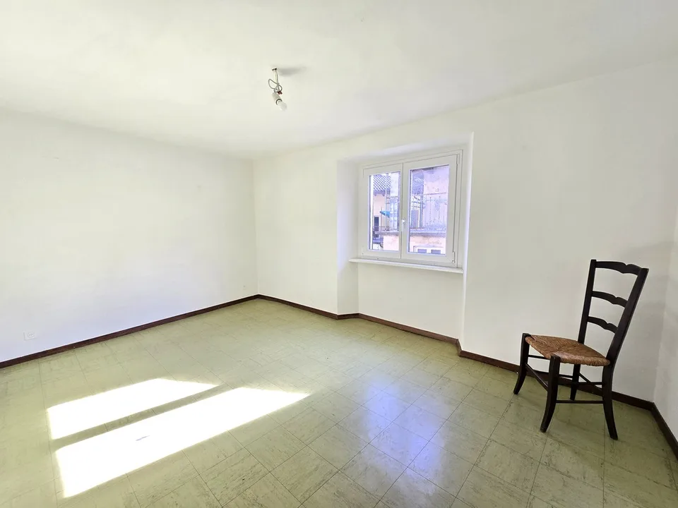 Maison de noyau charmante à rénover 7,5 avec un grand potentiel.