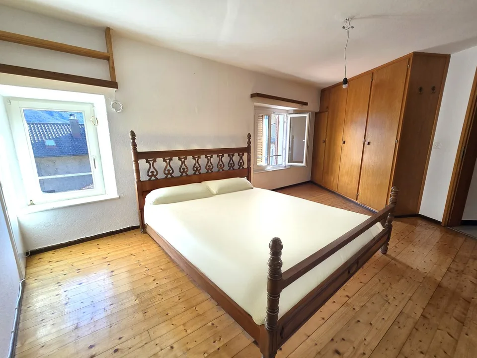 Maison de noyau charmante à rénover 7,5 avec un grand potentiel.