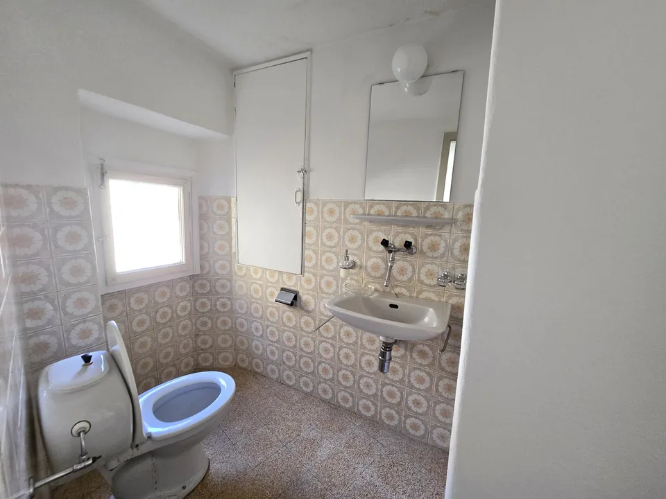 Maison de noyau charmante à rénover 7,5 avec un grand potentiel.