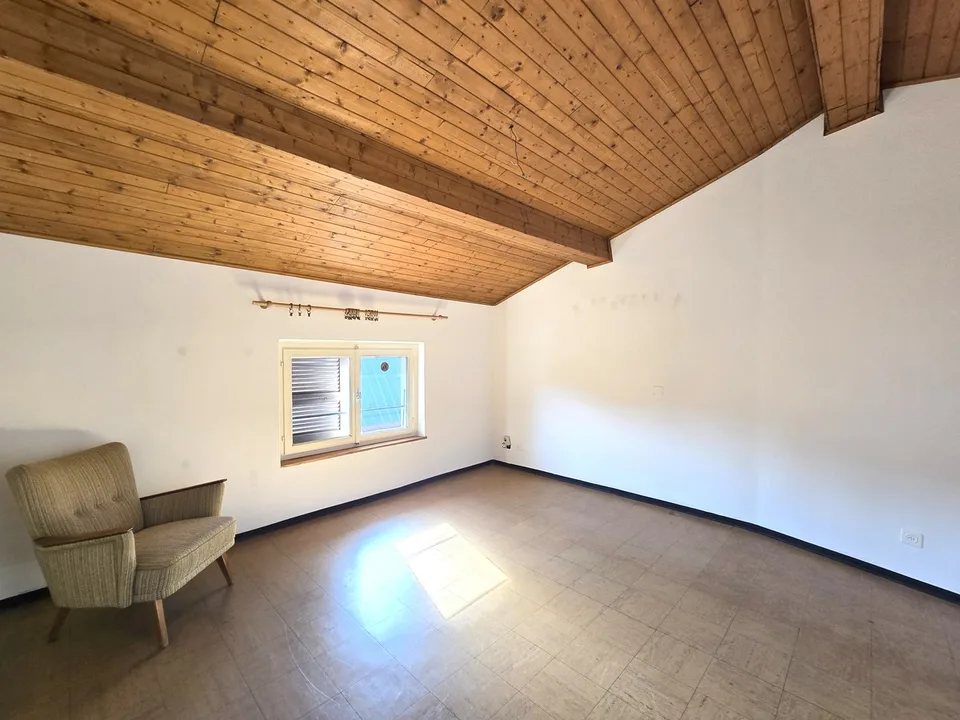 Maison de noyau charmante à rénover 7,5 avec un grand potentiel.