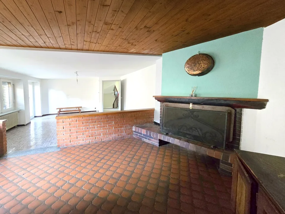 Maison de noyau charmante à rénover 7,5 avec un grand potentiel.