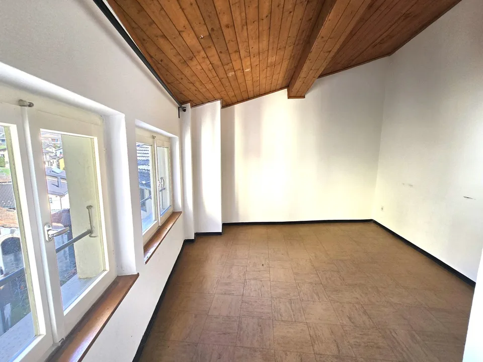 Maison de noyau charmante à rénover 7,5 avec un grand potentiel.