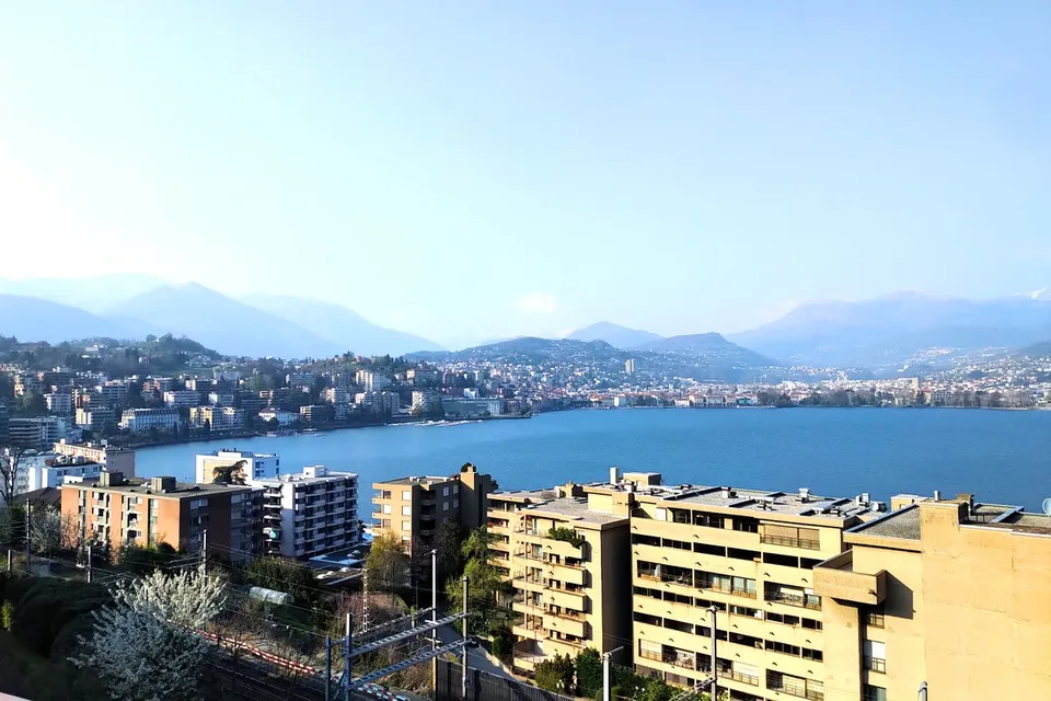 Wunderschöne 4,5-Zimmer-Wohnung mit Seeblick, renoviert, mittleres bis hohes Niveau