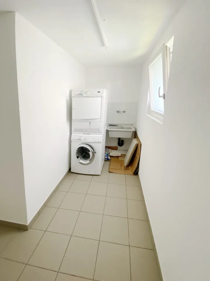 Modernes 2.5-Zimmer-Apartment mit Terrasse und Parkplatz im Zentrum.