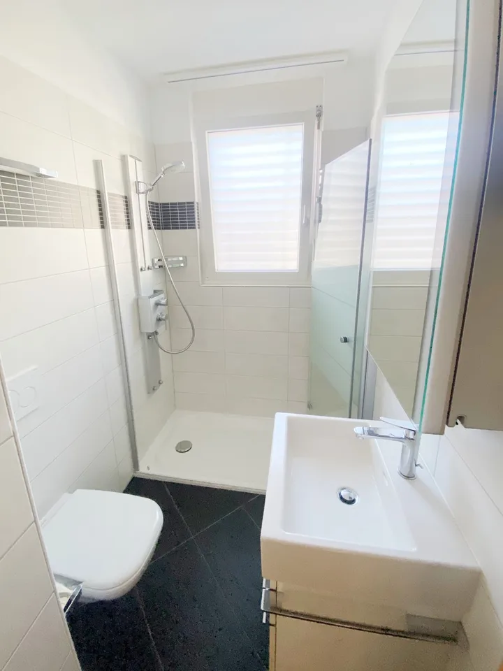 Modernes 2.5-Zimmer-Apartment mit Terrasse und Parkplatz im Zentrum.