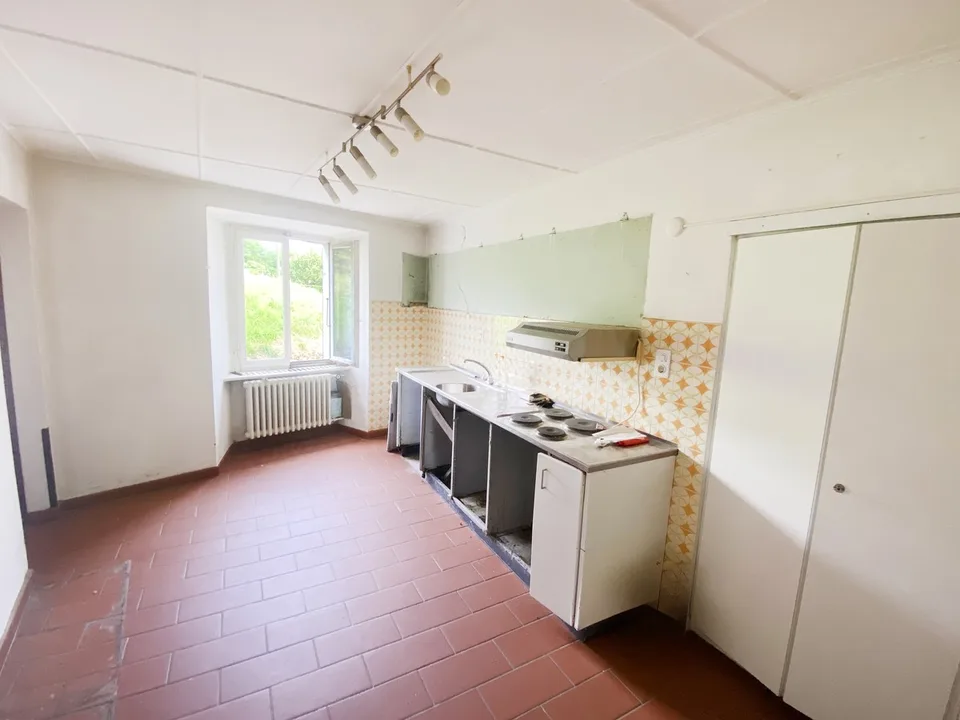 Tessiner Haus aus dem 15. Jahrhundert mit 15 Räumen und Entwicklungspotenzial