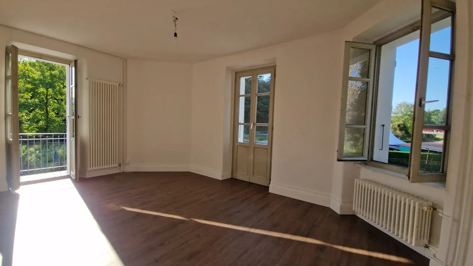 Appartement 4,5 pièces spacieux complètement rénové dans un emplacement stratégique à Novazzano