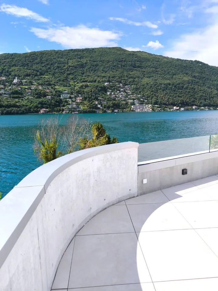 Prästigiosa Villa 4,5 mit Seeblick und Dachterrasse sowie privatem Bootsliegeplatz