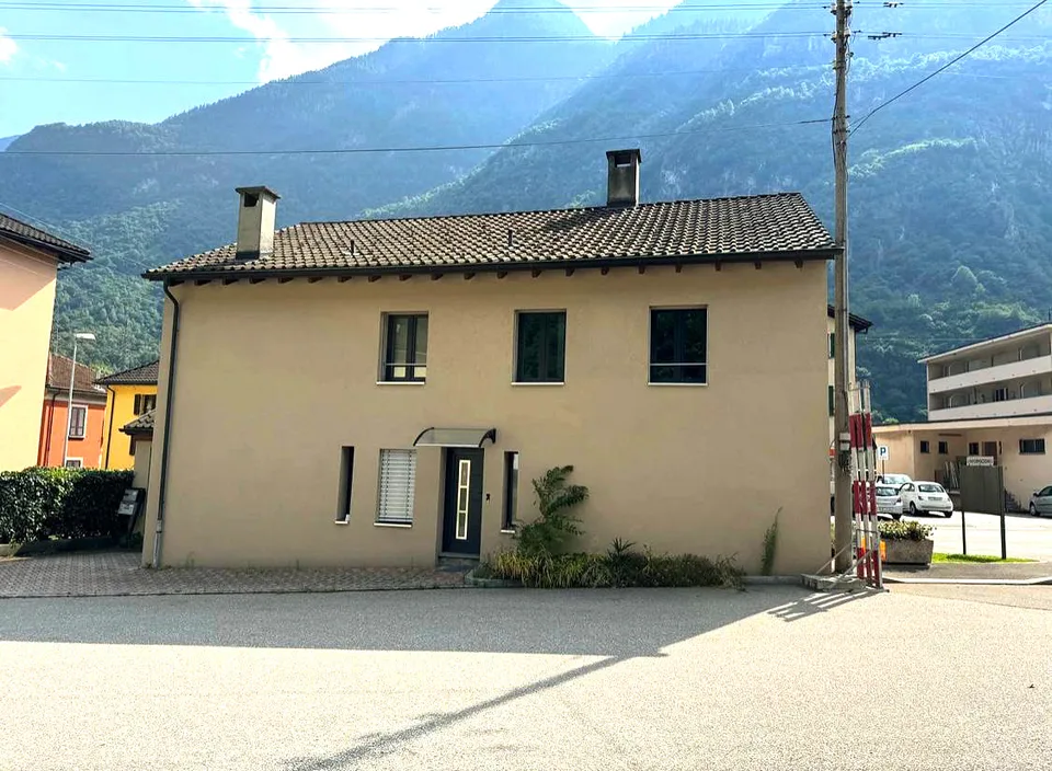 Zweifamilienhaus mit zwei Wohnungen und Lagerfläche