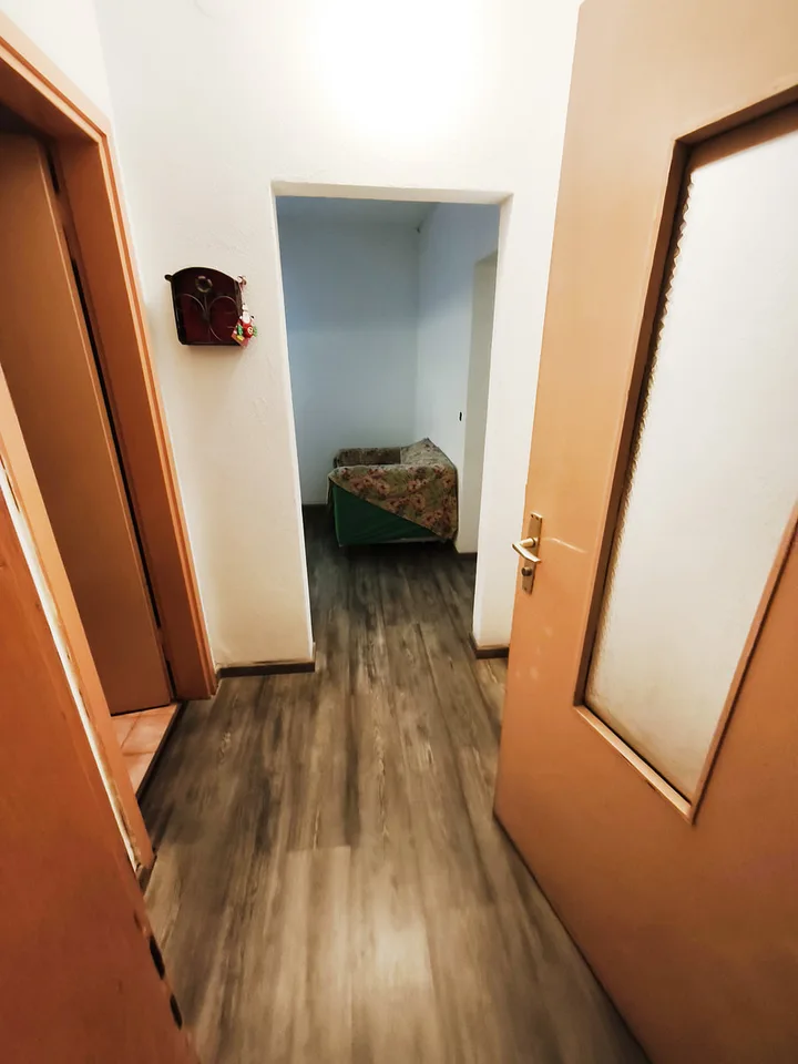 Zweifamilienhaus mit zwei Wohnungen und Lagerfläche