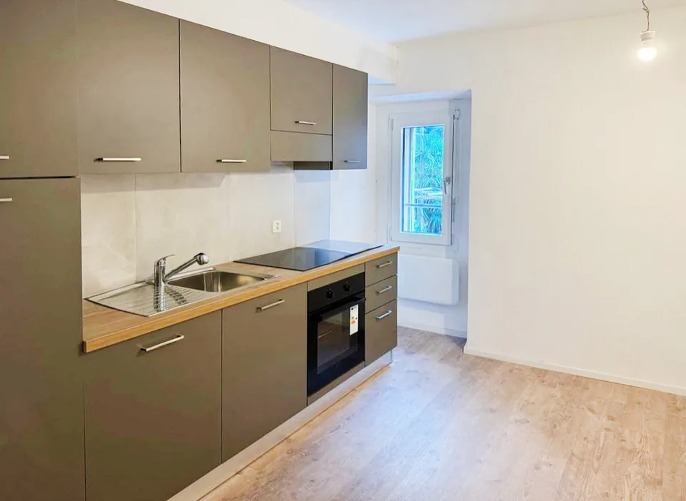 Zweifamilienhaus mit zwei Wohnungen und Lagerfläche