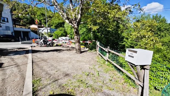 Haus mit 5,5 Zimmern in Renovierungsphase mit Kamin und Terrasse.