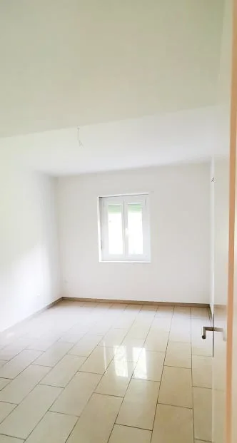 Haus mit 5,5 Zimmern in Renovierungsphase mit Kamin und Terrasse.