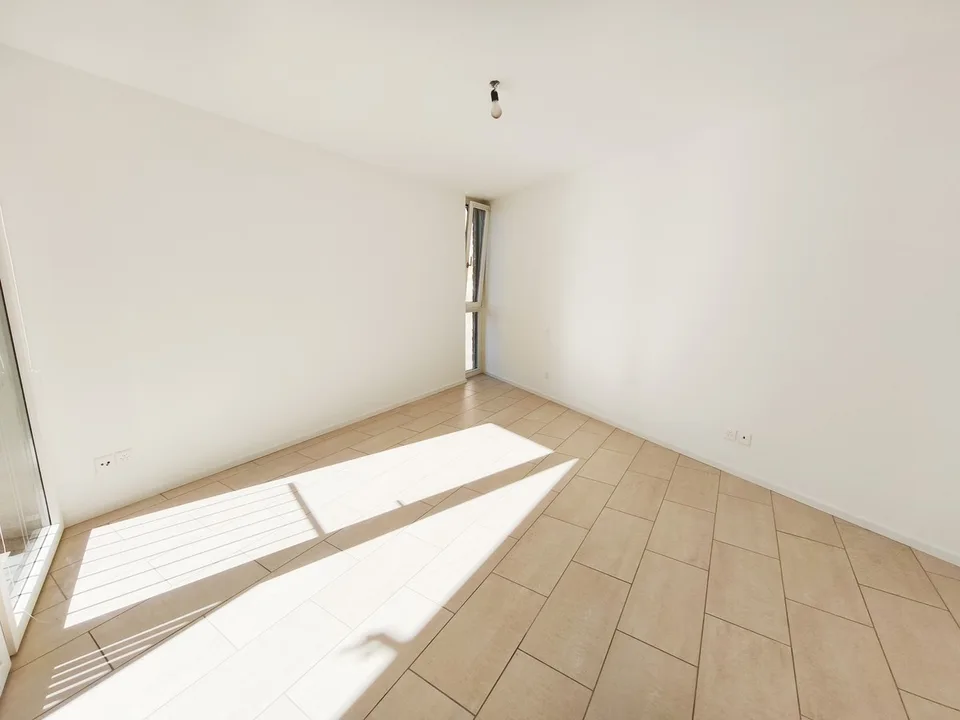 Helles 2,5-Zimmer-Wohnung mit bewohnbarem Terrazzo in ruhiger Grünzone