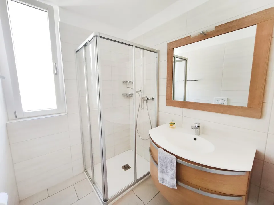 Helles 2,5-Zimmer-Wohnung mit bewohnbarem Terrazzo in ruhiger Grünzone