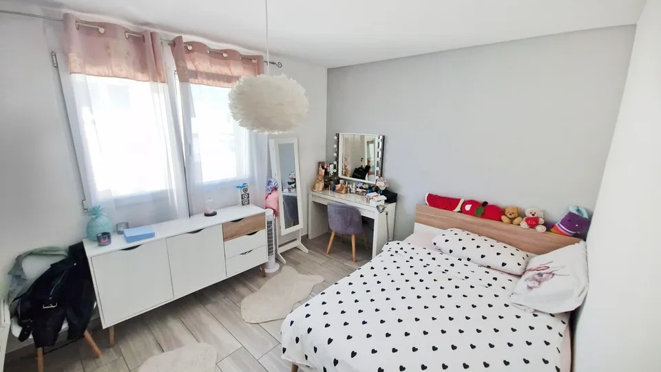 Moderne unabhängige 6,5-Zimmer-Villa mit Garten und Whirlpool